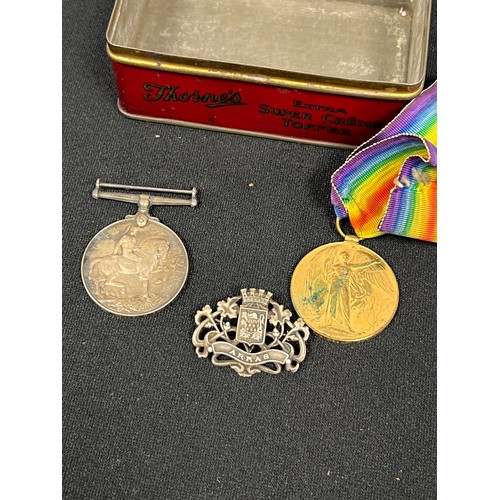 411 - 2 WW1 Military medals 44063 PTE.H. Yeadon. DURH. L.1 + WW1 Battle of arras brooch