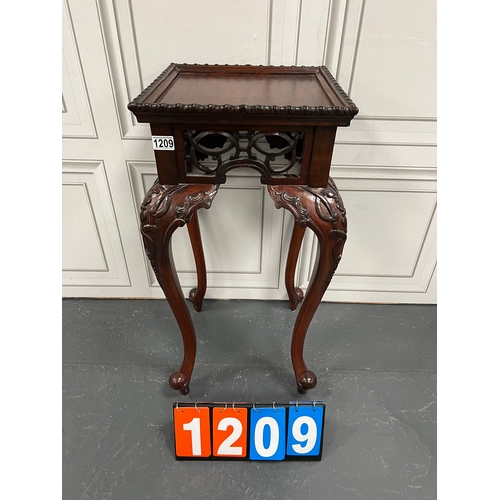 1209 - French vintage ornate plant stand/side table