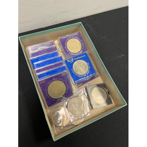 381 - Box crown coins