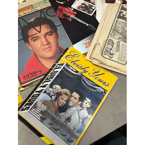 39 - Collection of Elvis presley memrobilia