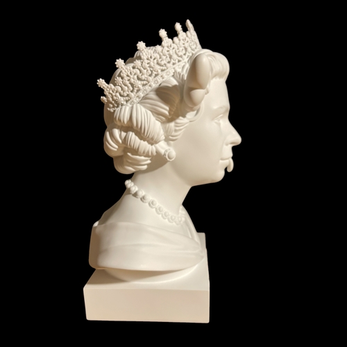 43 - A 2021 Medicom Toys X D-Face 'Dog Save The Queen' bust of Queen Elizabeth II, polystone statue, 15