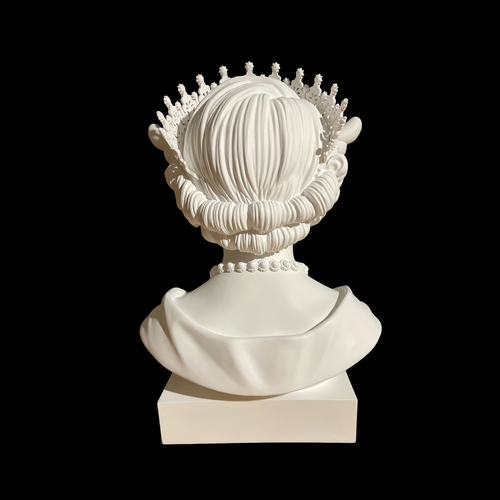 43 - A 2021 Medicom Toys X D-Face 'Dog Save The Queen' bust of Queen Elizabeth II, polystone statue, 15