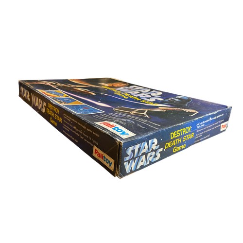 96 - A 1978 Star Wars 'Destroy Death Star toy game by Palitoy UK, boxed and complete, 45 x 46.5 x 3cm.
Je... 