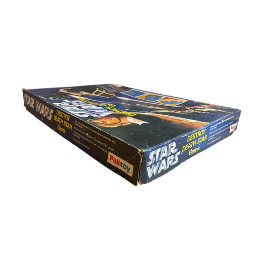 96 - A 1978 Star Wars 'Destroy Death Star toy game by Palitoy UK, boxed and complete, 45 x 46.5 x 3cm.
Je... 