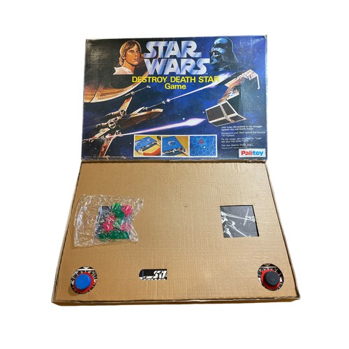 96 - A 1978 Star Wars 'Destroy Death Star toy game by Palitoy UK, boxed and complete, 45 x 46.5 x 3cm.
Je... 