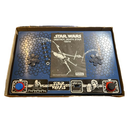 96 - A 1978 Star Wars 'Destroy Death Star toy game by Palitoy UK, boxed and complete, 45 x 46.5 x 3cm.
Je... 