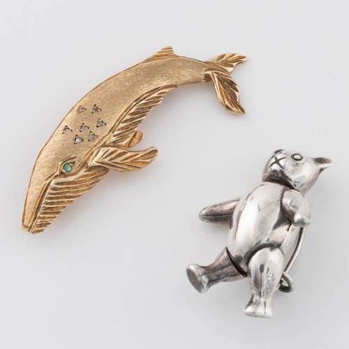 155 - A British 9ct gold brooch in the form of a whale, indistinctly hallmarked in the centre of one of th... 