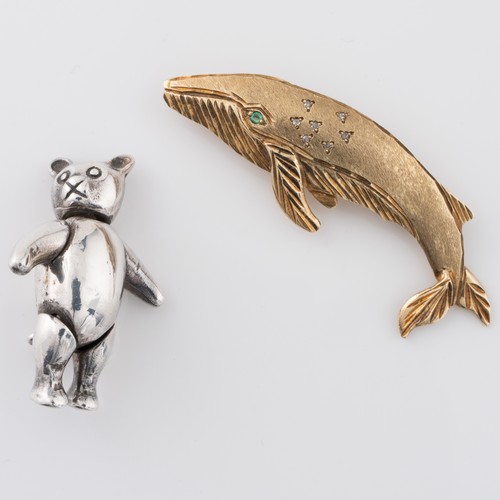 155 - A British 9ct gold brooch in the form of a whale, indistinctly hallmarked in the centre of one of th... 