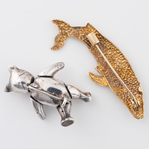 155 - A British 9ct gold brooch in the form of a whale, indistinctly hallmarked in the centre of one of th... 