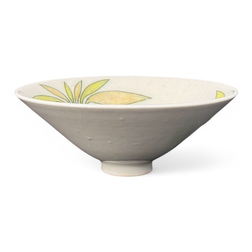 20 - A Laurel Keeley (British, b.1952) contemporary studio pottery footed bowl, the interior decorated in... 