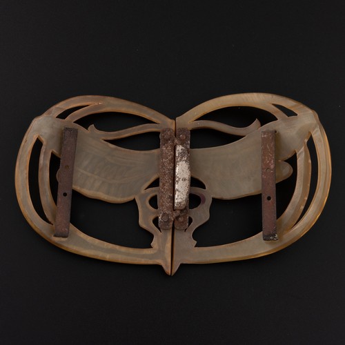 132 - An early 20thC French Art Nouveau carved horn belt buckle, carved buckle depicts a dragonfly, the bo... 