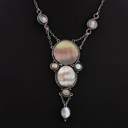117 - An early 20thC English Arts and Crafts silver and abalone pendant necklace, colourful abalone mounte... 