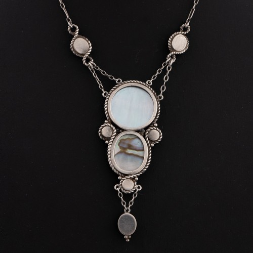 117 - An early 20thC English Arts and Crafts silver and abalone pendant necklace, colourful abalone mounte... 