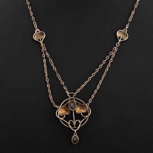 137 - An early 20thC English Art Nouveau 9ct gold and peridot necklace, decorated with circular wirework f... 