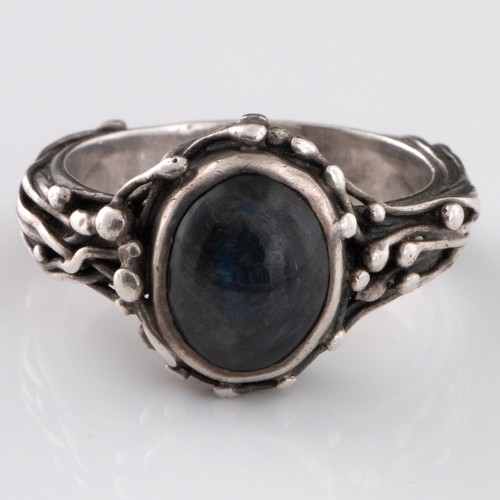 87 - An English Arts and Crafts silver ring, c.1905, decorated with an intricate design of entwined stems... 