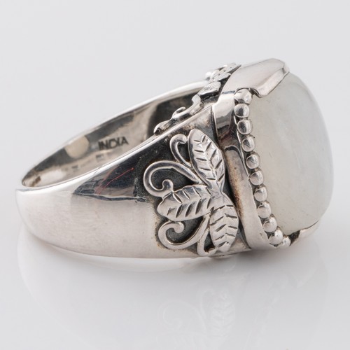 181 - A gentleman's Doug Paulus Indian white metal and labradorite ring, with large rounded rectangular la... 