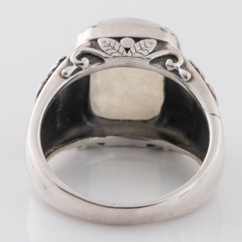 181 - A gentleman's Doug Paulus Indian white metal and labradorite ring, with large rounded rectangular la... 