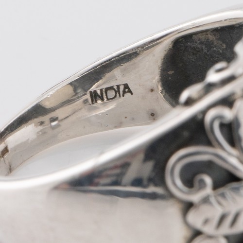 181 - A gentleman's Doug Paulus Indian white metal and labradorite ring, with large rounded rectangular la... 