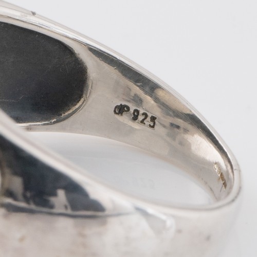 181 - A gentleman's Doug Paulus Indian white metal and labradorite ring, with large rounded rectangular la... 