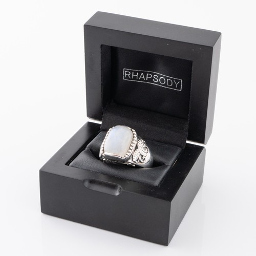 181 - A gentleman's Doug Paulus Indian white metal and labradorite ring, with large rounded rectangular la... 
