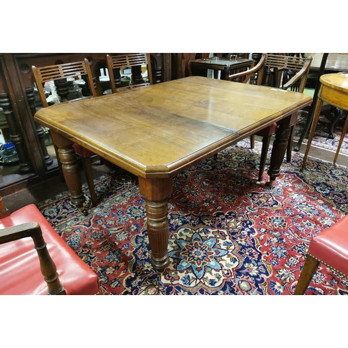 124 - Edw. Mahogany Dining Table, on turned and reeded legs, polished condition, 138cmL x 105cmW