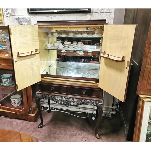 111 - Mid-20thC Walnut Cased Cocktail Cabinet, the two doors opening to a maple coloured finished, mirrore... 