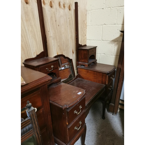 605 - Mahogany Dressing Table with swivel mirror back