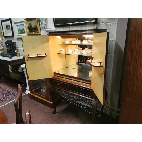 111 - Mid-20thC Walnut Cased Cocktail Cabinet, the two doors opening to a maple coloured finished, mirrore... 