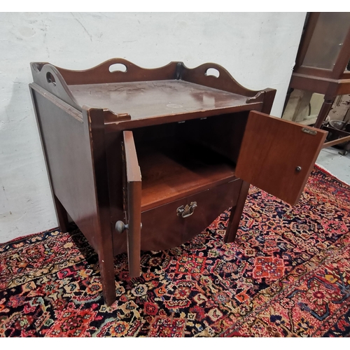 90 - Mid 20thC Georgian style Pot Cupboard, the tray handled style top over a cabinet and drawer below, 6... 