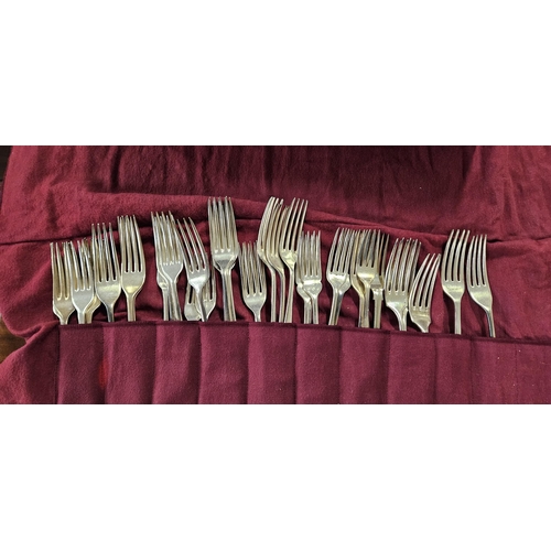 512 - Group of Sl Pl Fish Knives, Butter Forks, modern butter knives & a group of plated A1 plated butter ... 