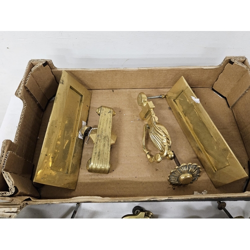 111 - 4 brass door sets incl. 4 letter boxes and 4 knockers with receivers