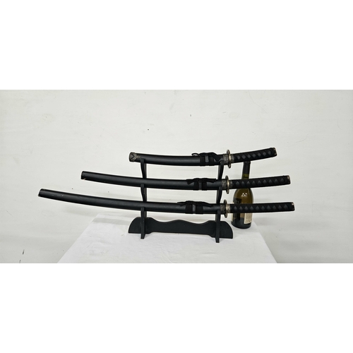 361 - 3 piece reproduction Japanese Samurai Katana Sword Set (black scabbards, 2 ends missing), in a compa... 