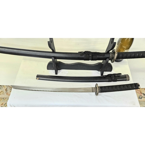 361 - 3 piece reproduction Japanese Samurai Katana Sword Set (black scabbards, 2 ends missing), in a compa... 