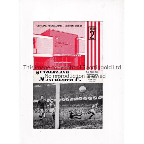 383 - MANCHESTER UNITED      Programme for the away Youth Cup tie v Sunderland 8/3/1967.     Good