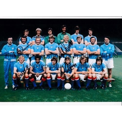 476 - MANCHESTER CITY       Autographed 12 x 8 col photo of players posing for a squad photo during a phot... 