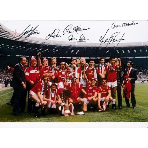 477 - MANCHESTER UNITED       Autographed 12 x 8 col photo of players celebrating with the FA Cup followin... 