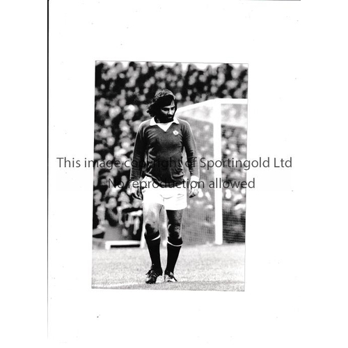 1031 - GEORGE BEST PRESS PHOTOGRAPH        B/W 7.5