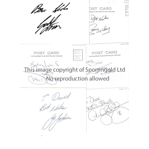 318 - MANCHESTER UNITED AUTOGRAPHS     Twenty eight signed magazine pictures and white cards of former Uni... 