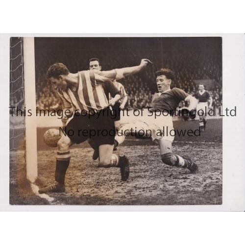 1397 - PRESS PHOTOS / LEYTON ORIENT V SHEFFIELD UNITED 1957    Two original 10