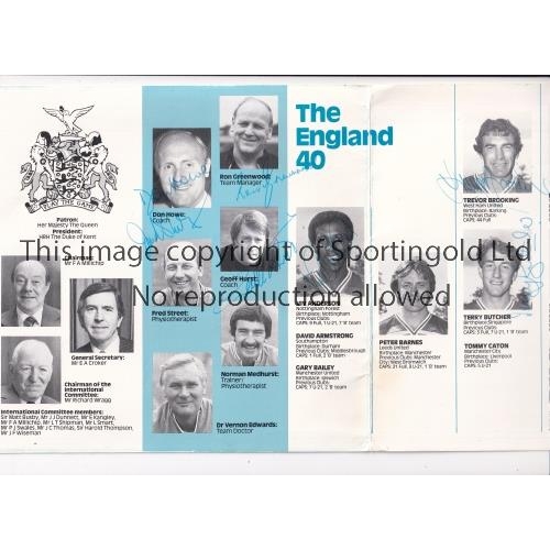 665 - 1982 WORLD CUP / ENGLAND AUTOGRAPHS     Official Press fold out The England 40 with portraits of all... 