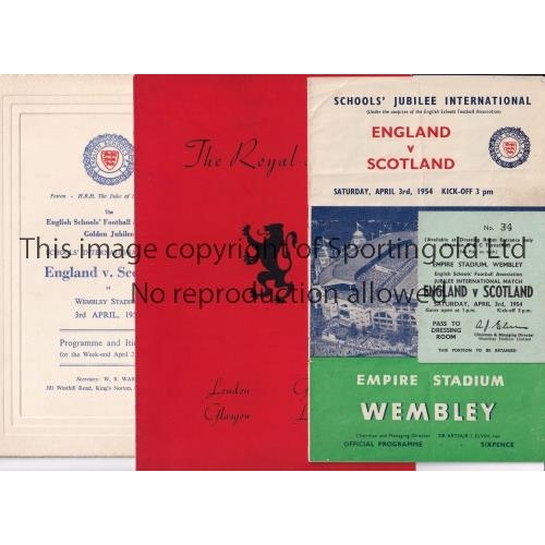 31 - ENGLAND SCHOOLBOYS V SCOTLAND SCHOOLBOYS 1954 AT WEMBLEY       Programme for the match at Wembley 3/... 