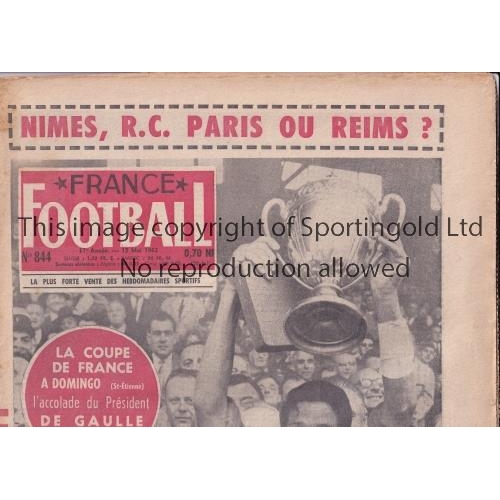 16 - 1962 WORLD CUP / BRAZIL AUTOGRAPHS       France Football newspaper 15/5/1962, signed on the centre p... 