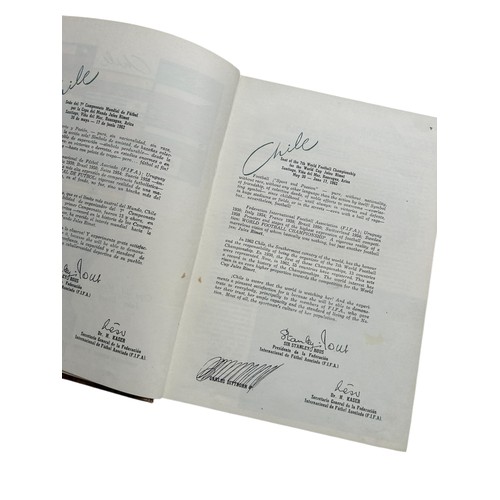 26 - 1962 CHILE WORLD CUP QUIEN ES QUIEN DEPORTIVO MUNDIAL BOOK, WHOS WHO WORLD FOOTBALL. DAMAGE TO SPINE... 