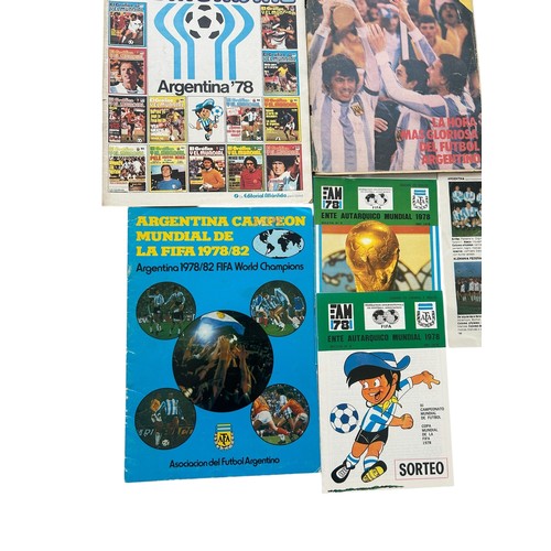 38 - COLLECTION OF 1978 ARGENTINA WORLD CUP EPHEMERA, OFFICIAL FIFA PENNANT, COPA DEL MUNDO 78 PENNANT, E... 
