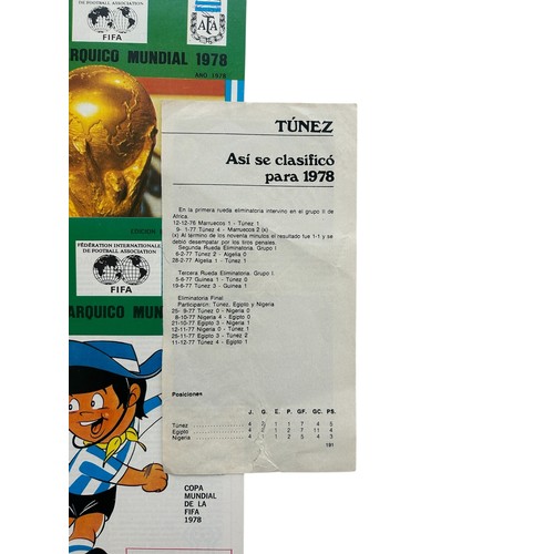 38 - COLLECTION OF 1978 ARGENTINA WORLD CUP EPHEMERA, OFFICIAL FIFA PENNANT, COPA DEL MUNDO 78 PENNANT, E... 