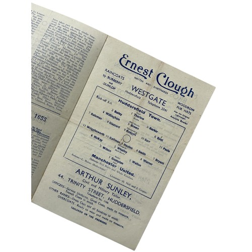 129 - MANCHESTER UNITED AWAY VERSUS HUDDERSFIELD TOWN 1945/46 FOOTBALL PROGRAMME, 25/08/1945, 4-PAGE ISSUE... 