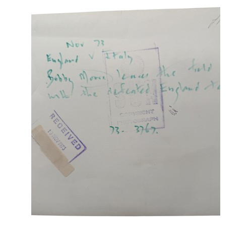 60 - COLLECTION OF EPHEMERA RELATING TO BOBBY MOORE, 1973 ENGLAND VERSUS ITALY STAMPED PRESS PHOTOGRAPH, ... 