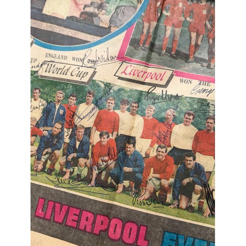 3 - 1966 WORLD CUP WINNERS AUTOGRAPHED NEWSPAPER, LIVERPOOL ECHO DATED 31/12/1966, A STUNNING EXAMPLE WI... 