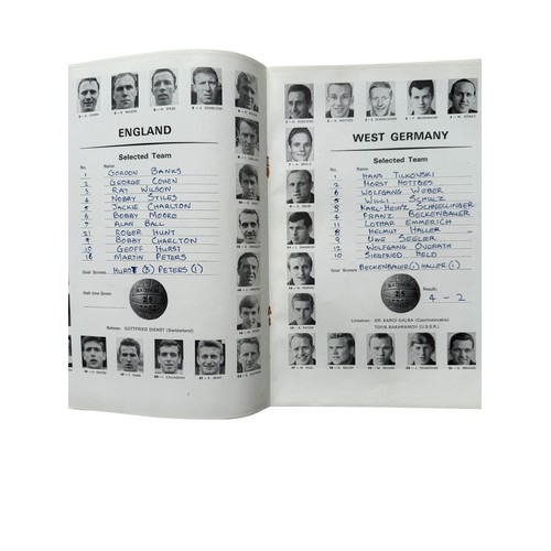 2002 - 1966 WORLD CUP FINAL FOOTBALL PROGRAMME, ENGLAND VERSUS WEST GERMANY, 30/7/1966. GENERALLY GOOD, LIN... 