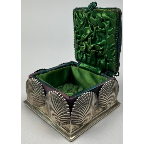 156 - A SILVER SCALLOP SHELL JEWELLERY BOX, with purple cushion and green silk lining. 

Numbered 71387 to... 